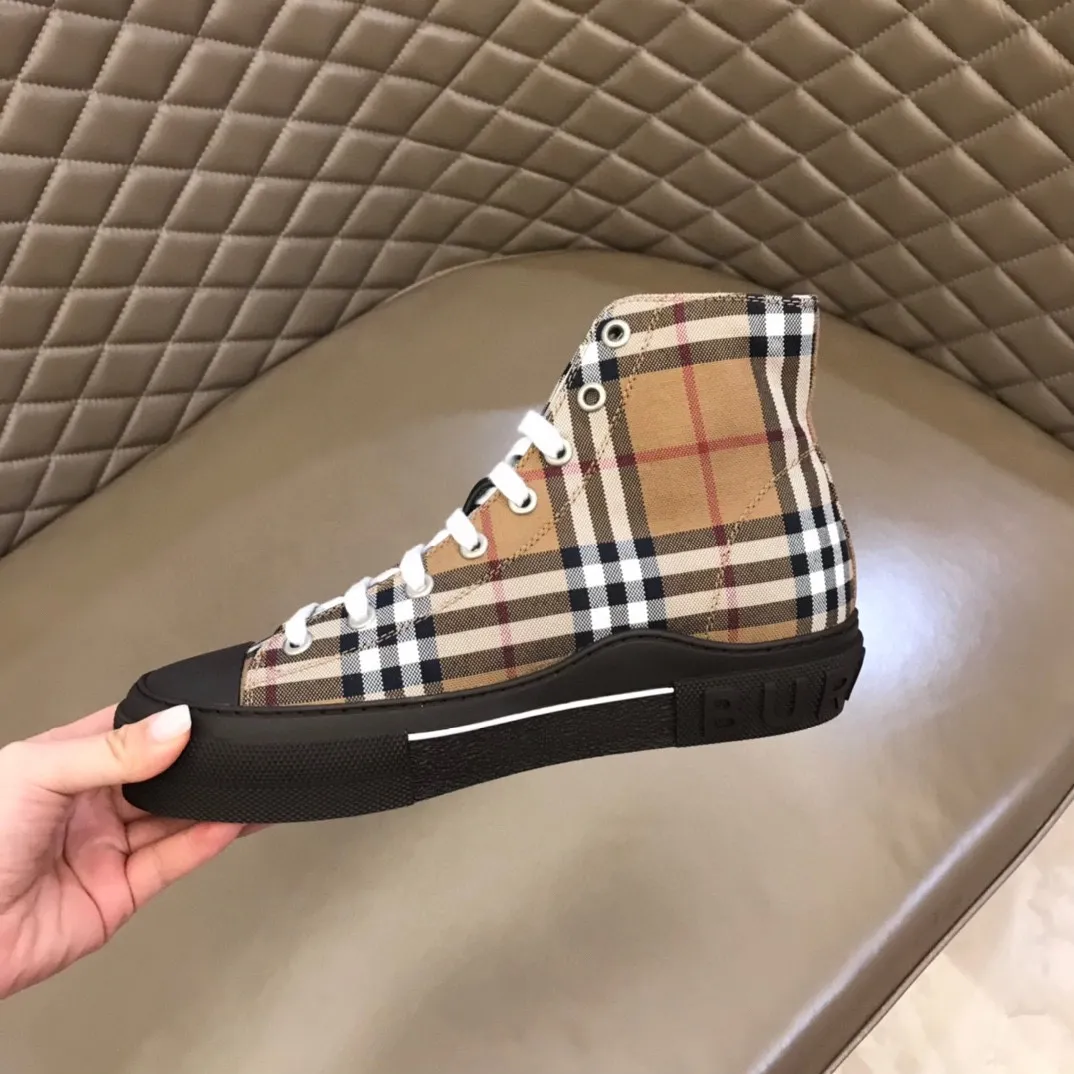¥420▫️B’s men’s classic high-top sneakers are reinterpreted in Vintage plaid cotton material and decorated with a new brand logo. First-layer cowhide lining, embossed Burberry logo on the heel, and original TPU outsole! 38-45